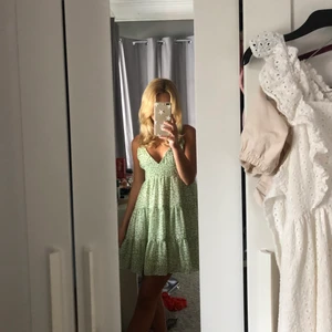 Klänning - Jättefin sommarklänning aldrig använd!