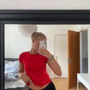 Röd t-shirt - Vanlig röd t-shirt som är skitsnygg o ha när man är lite brun! Den är köpt på new yorker och använd fåtal gånger❤️