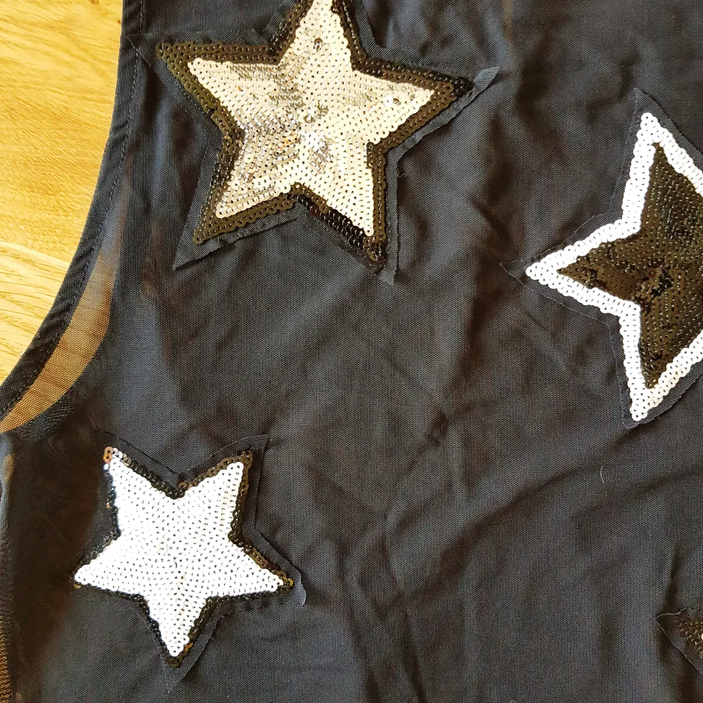 Superfin festklänning i mesh med stjärnor i paljetter på. Riktig 90-/00-tals känsla över den.. Klänningar.