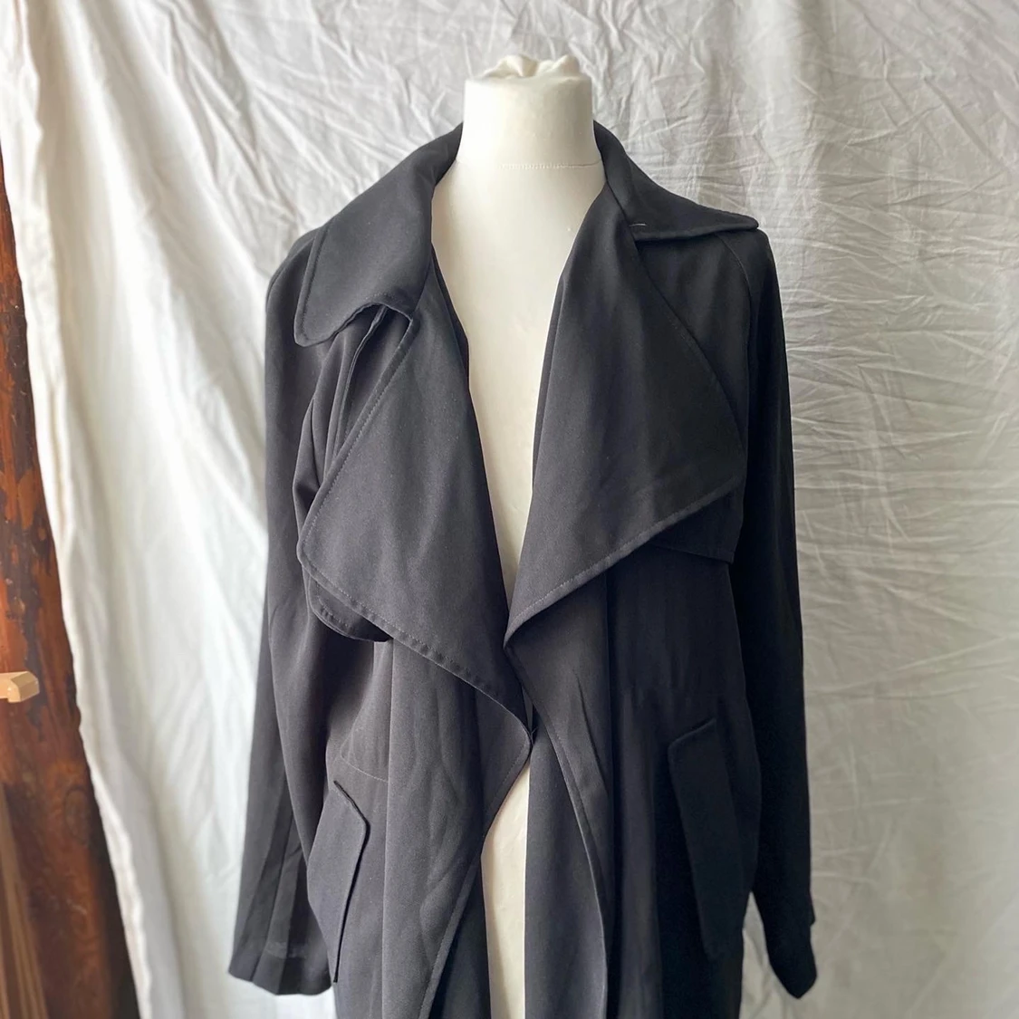 Svart kappa i 100% polyester från BIKBOK  - 91