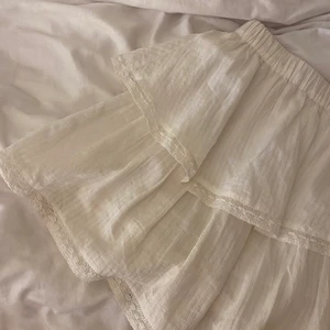 VIT VOLANGKJOL I LINNETYG - Säljer nu min fina volangkjol i linne då den inte kommer till användning längre. Inte alls genomskinlig med söta detaljer💞