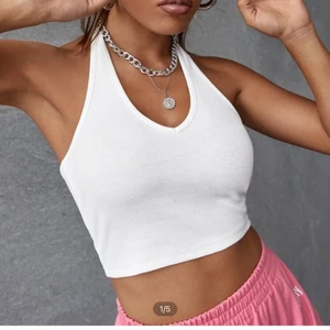 Vitt linne med öppen rygg  - jättefint linne från SHEIN men tyvärr passade de inte riktigt mig så de är aldrig använt och är då i nyskick.