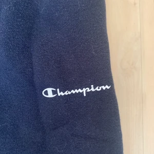 Champion mjukisbyxor  - DET ÄR DAMM PÅ BYXORNA SOM ENKELT GÅR BORT! Mysiga mjukisbyxor från champion i mörkblått, säljer även i grått💕