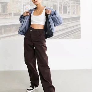 Bruna dad jeans  - Säljer ett par helt nya dad jeans från Asos. Tyvärr var de för små för mig i midjan... (har därför ingen bild med de på mig). De är i storlek W28 L32. Köpare står för frakten🤎