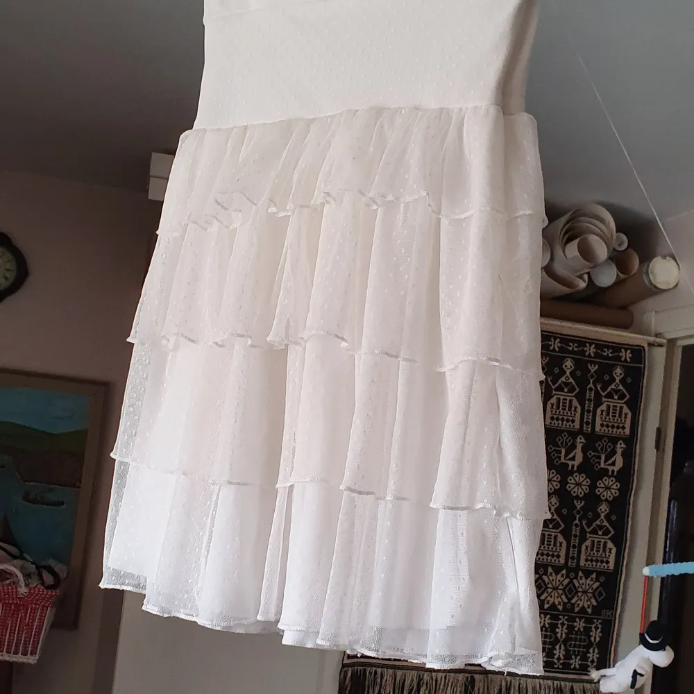 Säljer min söt vit vologoklänning som passar till xxs_ xs I mycket bra skick och med god material och glitter. Finns fler bilder . Klänningar.