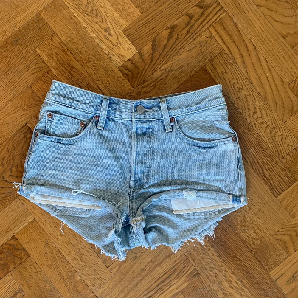 Säljer nu mina FAVORIT vintage levis shorts få dem tyvärr blivit för små. Ljus tvätt och passar en 25 i jeans. Skriv gärna om du har några frågor!💓✨🌙. Shorts.