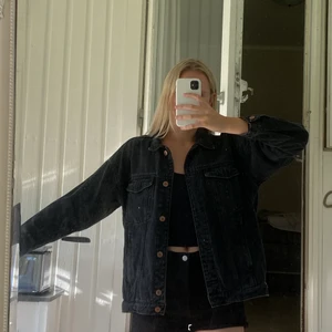 Jeansjacka - Säljer min svarta jeansjacka då den är för liten