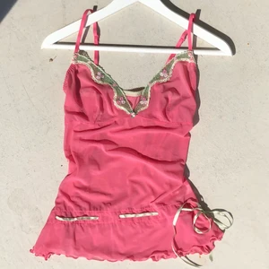 Linne - Säljer detta fina linne köpt second hand🌸 står storlek L i den, jag har vanligtvis S. Fraktar för 22 kr:)