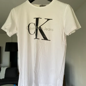 Vit Calvin Klein tshirt   - Skriv för mer info o frågor :)