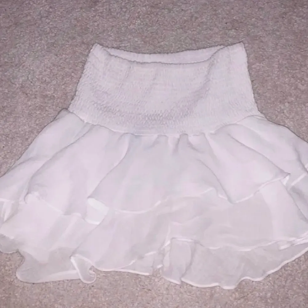 Säljer denna vita volangkjol/ kjol med smock från Shein då jag inte riktigt gillar hur den sitter❤️Storlek S men passar mig som har XS och tror den även passar de som har M☺️mycket bra skick endast tvättat den från besprutning🥰🤍FÖRSTA OCH SISTA BILDEN LÅNAD🤍Budgivning om många är intresserade💖💖. Kjolar.