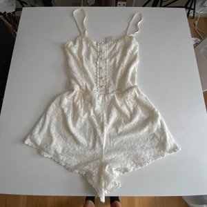 Världens finaste jumpsuit - Säljer min superfina jumpsuit då den är för liten för mig nu:( Den är helt klädd i spets, naturvit i färgen och har öppen rygg. Stretchigt tyg. Justerbara axelband! Använd men i fint skick! Inkl. frakt!