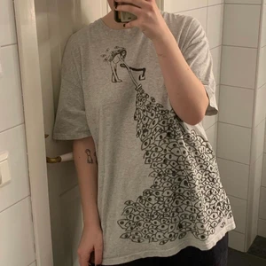 Mysig, cool t-shirt! - En stor t-shirt målad med textilfärg som håller i tvätt ❤️