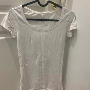 En Basic vit t-shirt som sitter tajt på kroppen knappt använd
