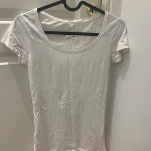 T-shirt - En Basic vit t-shirt som sitter tajt på kroppen knappt använd
