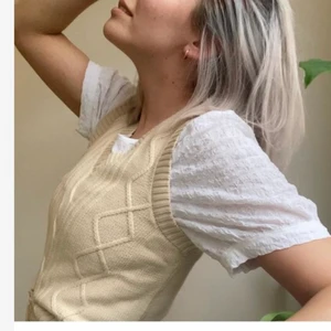 Monki stickad väst oanvänd  - Helt oanvänd, prislapp kvar. Första bild tagen från monkis hemsida. 