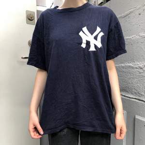 En New York Yankees t-shirt som är köpt secondhand, den är i gott skick. Storleken är XL men den sitter mer som L/M fast fortfarande oversized. Kan mötas upp i Norrköping eller skicka om köparen står för frakt (du väljer själv vilken frakt du vill ha)