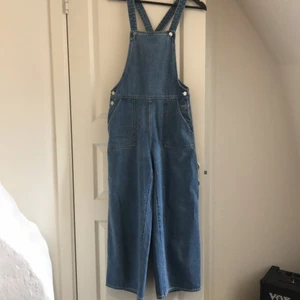 Hängselbyxor från MONKI - Mycket gott skick, endast använt ett fåtal gånger