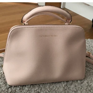 Victoria’s secret väska ljusrosa - Victoria’s secret väska ljusrosa. Kan användas som handväska, ryggsäck och axelbandsväska beroende på hur man spänner banden. Bra skick, aldrig använd.