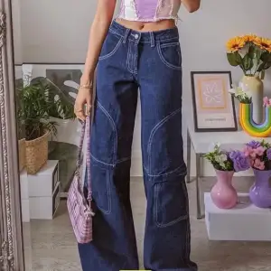 Säljer dessa skit snygga jeans då de inte längre passar mig!! Verkligen så snygga och köpa här på plick ❤️❤️🥺 passar bäst en s eller xs!!
