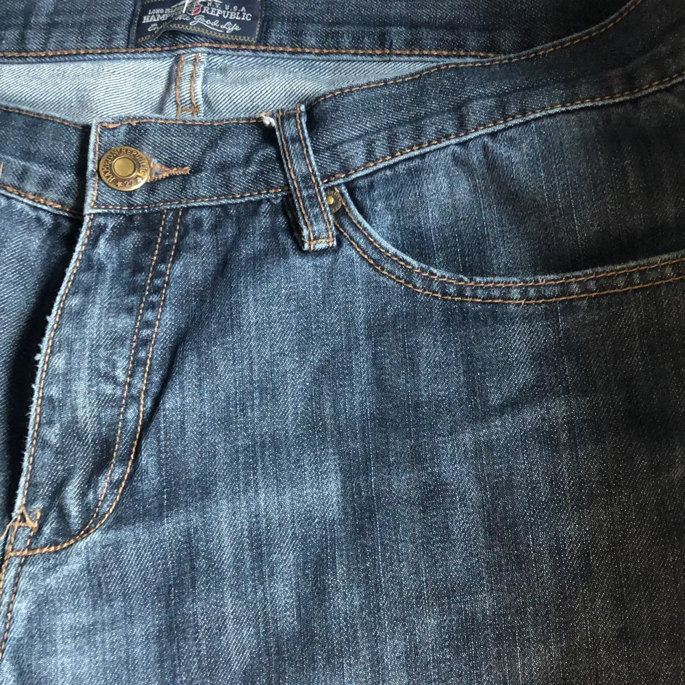 säljer dessa skitsnygga low waist jeansen som tyvärr inte kommer till användning! helt felfria och som nya!💕. Jeans & Byxor.