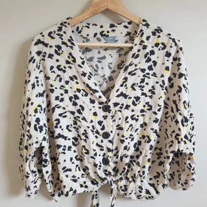 Knytblus strl L - Fin knytblus från Lindex i strl L. Endast använd en gång och i mycket fint skick.