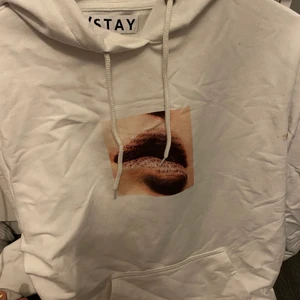 hoodie med tryck - mysig hoodie med tryck från carlings! knappast använd och är i perfekt skick💕 