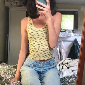 Supersött linne - Gult linne med små blå blommor på. Använt ett fåtal ggr och i mkt bra skick! Nypris 200