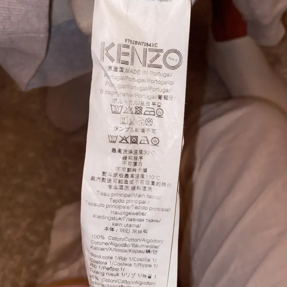 Äkta Kenzo tröja i st XS. I fint skick , använd några gånger. Fin grå tröja med färglagt tryck!  Köpt för 2700 kr . Hoodies.