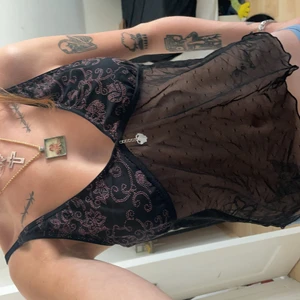 Unik mesh topp - Ett av mina finare y2k fynd med superfina detaljer! Mina bilder gör inte kläderna rättvisa så dm för fler bilder! 