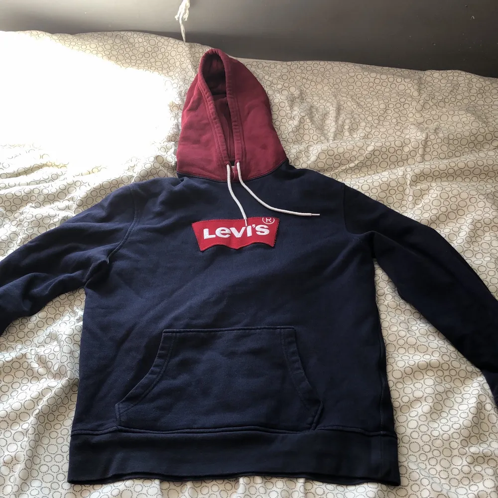 vinröd och mörkblå Levis hoodie i storlek ”M”. Inga märken eller hål, använd några gånger men är nu för liten.. Tröjor & Koftor.