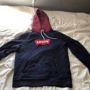 vinröd och mörkblå Levis hoodie i storlek ”M”. Inga märken eller hål, använd några gånger men är nu för liten.