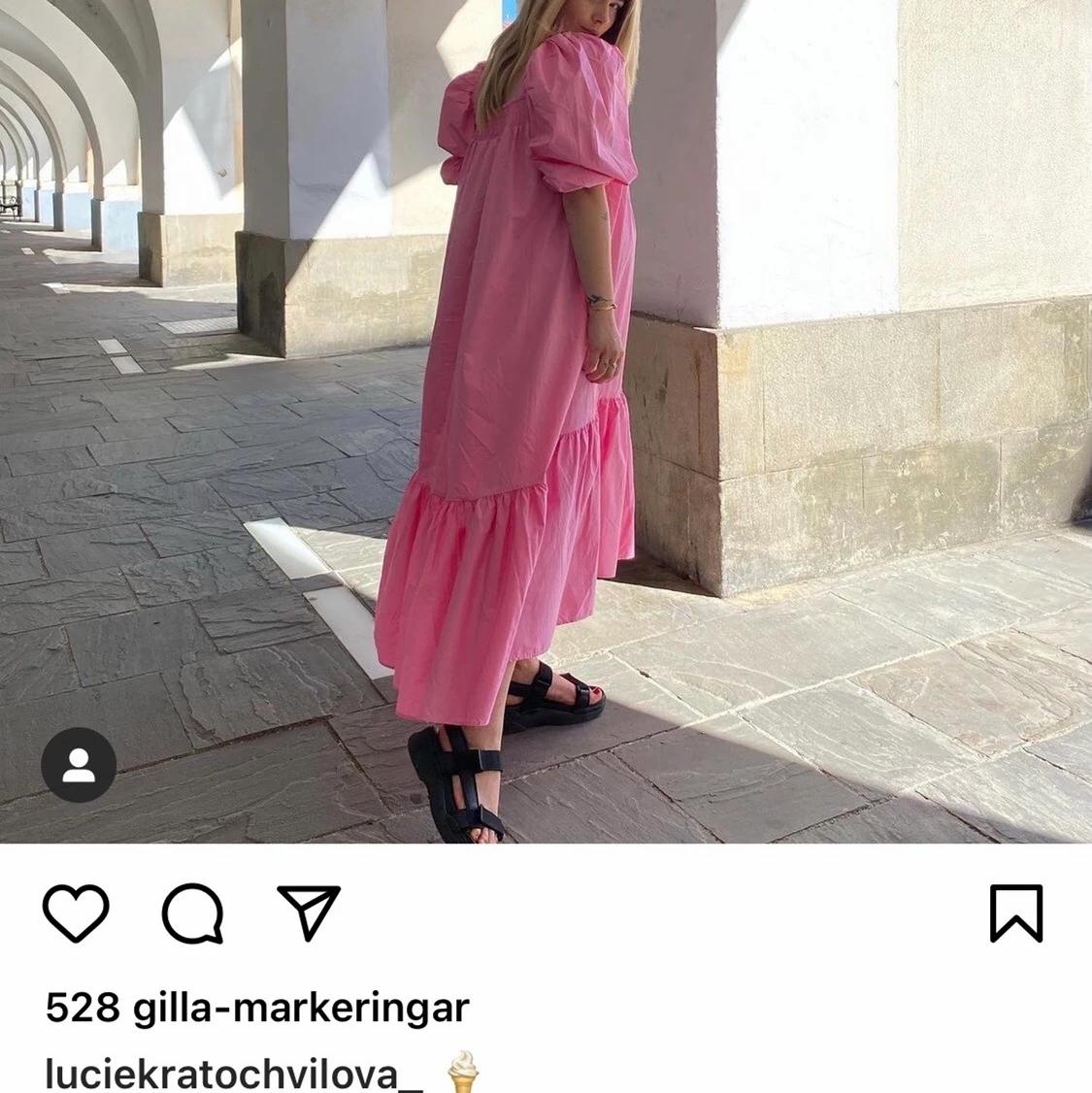 Rosa klänning med puffärmar - 91