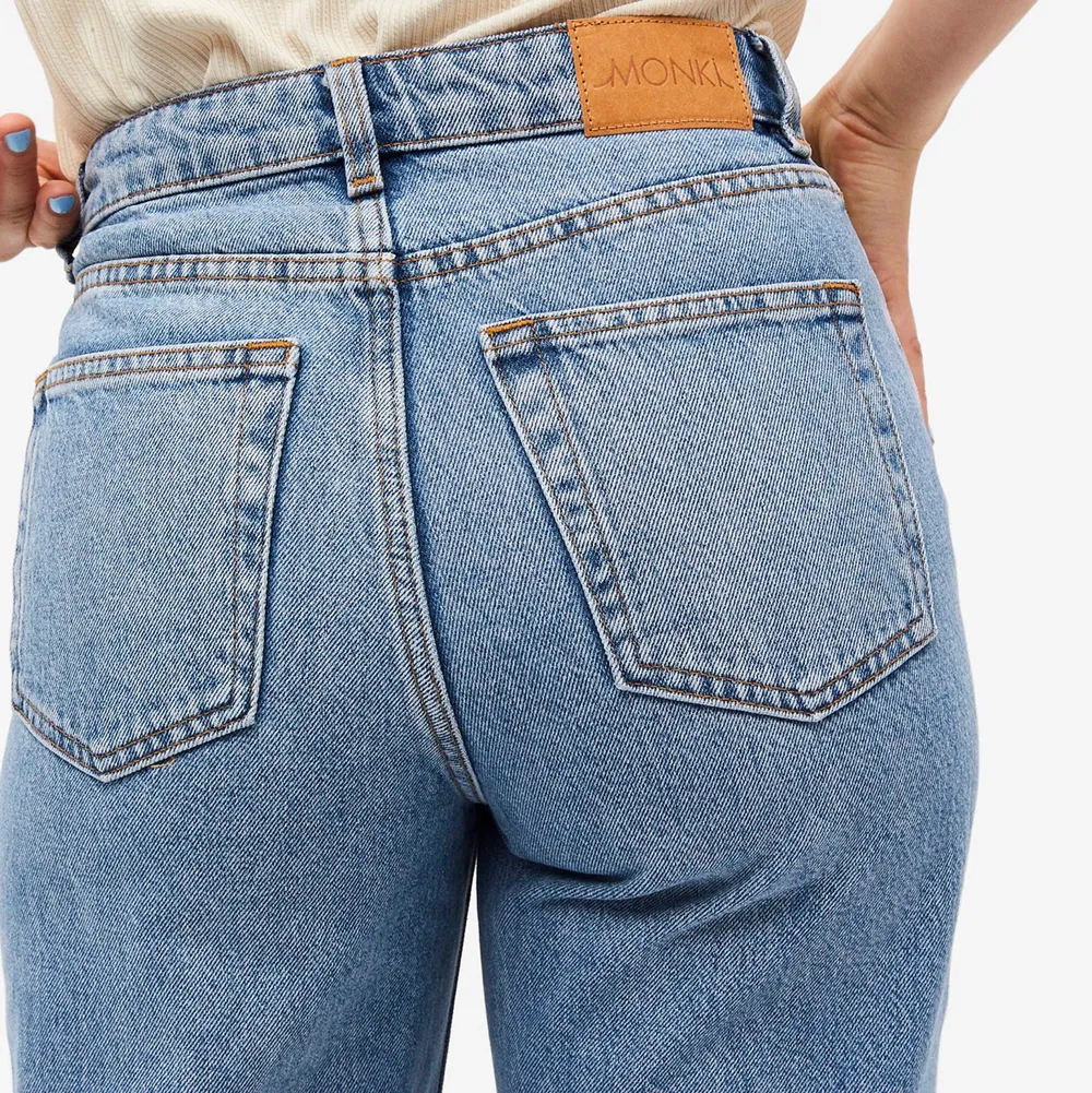 Säljer dessa as fina mid waisted jeansen från monki. Sitter skitsnyggt men tyvärr för korta på mig som är 170cm lång. Köpta för 400kr❤️. Jeans & Byxor.
