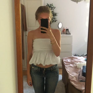 Vit topp - Jättesöt topp med volanger! 💐💕Frakt tillkommer 