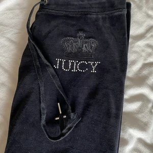 Juicy couture - Säljer detta jätte fina o sköna juicy couture mjukisbyxor som jag köpte av tjej på denna appen men när jag fick de var det tyvärr för små. Det är i fint skick och om du vill se hur de sitter på så är de bara att fråga. Det är i storlek M men skulle sägs att de passar de som har storlek S eller Xs med. ❤️‍🔥
