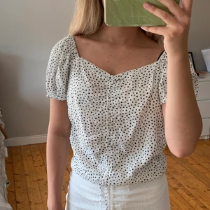 Hm blus - Säljer pga den är för stor för mig, köpare väljer fraktalternativ: PostNord skicka lätt, 66kr (spårningsbart) eller PostNord standard, 45kr (ej spårningsbart) 