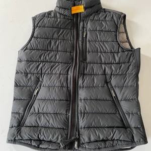 Parajumper väst Y-M - Köpt på kidsbrandstore för ca. 3200. Köpte under sommaren och han nästan aldrig använda för att jag växte ur den direkt. Storlek Y-M. 