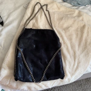 Väska - En jättesnygg väska ifrån Tessi. Använd några gånger men är väldigt fräsch och i bra skick. Den är hyfsat stor med mycket innerfack ifall man vill ha med sig mycket