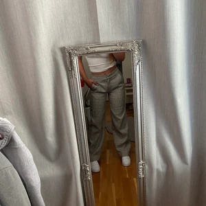 Rutiga byxor - Dessa trendiga supersnygga rutiga byxorna köpte jag på kapphal för ca. Ett halvår sedan. Dom är skitsnygga och dessutom slutsålda, men dom kommer inte till användning hos mig tyvärr❤️ Nypris:600 kr