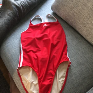 Adidas baddräkt - Oanvänd. Röd, jättefin, men för liten för mig.