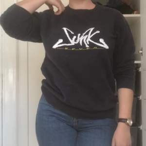 Fin sweatshirt av märket Junk seven. Köpt på plick men aldrig använd. Möts upp i Stockholm, annars delar vi på frakten 💛