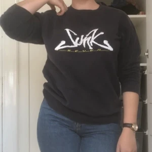 Sweatshirt - Fin sweatshirt av märket Junk seven. Köpt på plick men aldrig använd. Möts upp i Stockholm, annars delar vi på frakten 💛