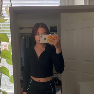 Topp - Säljer nu denna jätte söta topp i stolek S. Är sparsamt använd och i bra skick. Dragkedjan är juster bar och går att dra upp och ner. Frakt på 45kr tillkommer  För fler frågor och fler bilder är det bara att skriva.