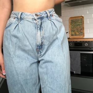 BikBok jeans - Jättefint skick! Finns en liten fläck på framsidan men inget som stör. Knappt använda då de alltid varit lite stora för mig, jag håller bakom byxan för att visa passformen. De slutar lite över anklarna på mig som är 172 cm. Nypris 599kr