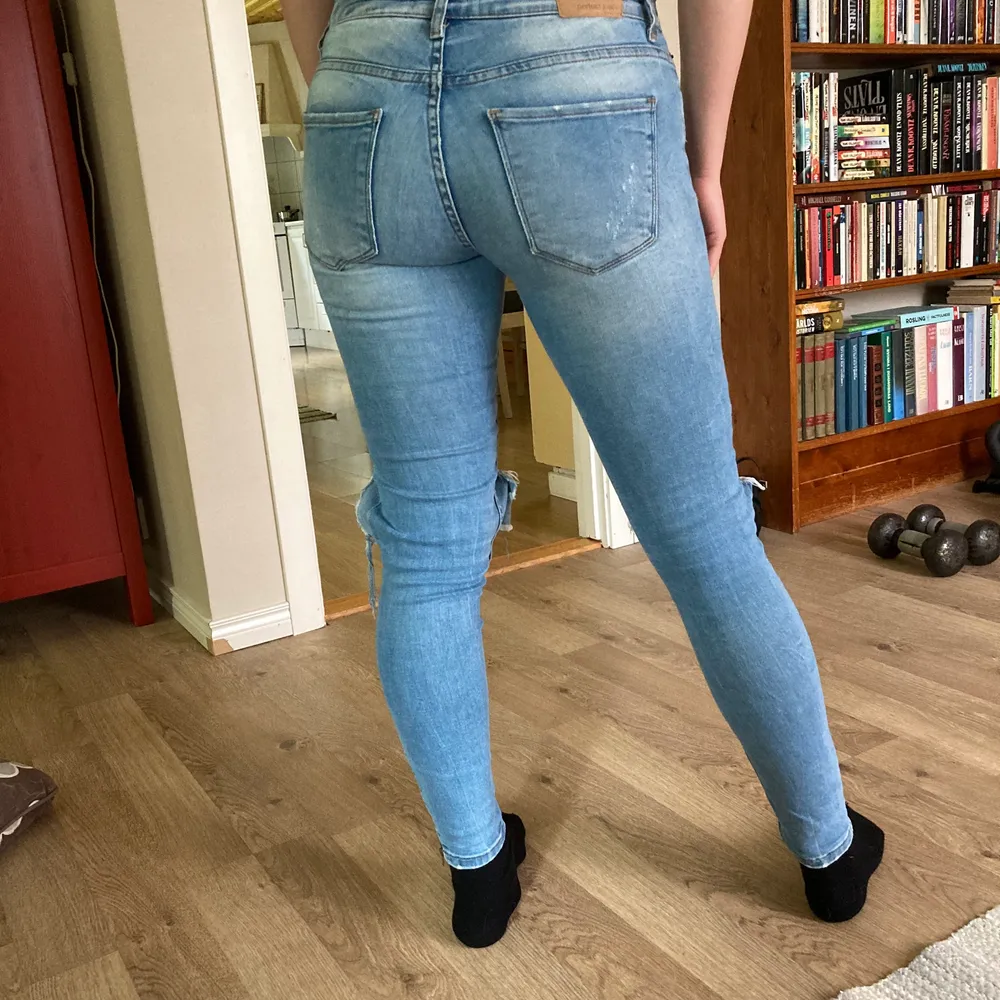 Rippade lågmidjade jeans av modell Kristen från ginatricot. Slim fit, lite tajta för mig som är strl 38 men blir perfekta om man har strl 36. Lagom långa för mig, är 168 cm lång. Väl använda vilket knappt syns. Kan skicka bättre bilder vid intresse! 45 kr frakt tillkommer vid köp 😊. Jeans & Byxor.