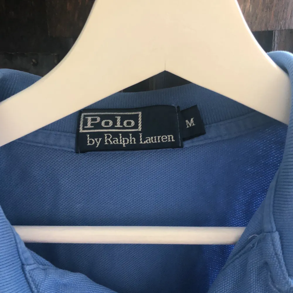 Blå Ralph lauren polo pike i fint skick, använd fåtal gånger. T-shirts.