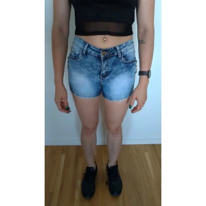 Jeansshorts - Superfina jeansshorts med bruna detaljer. Har fickor på både fram och baksida. Knappast använda så i mycket bra skick. Säljer då dem är lite för tighta för mig.. det står 38/M, men jag skulle säga att dem är XS/S 