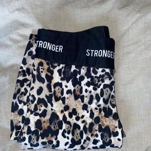 Stronger - Slutsålda Stronger tights. Använda 2 gånger, som nya. Nypris 699;-                                        Pris kan diskuteras vid snabb affär:)