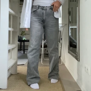 Zara Jeans - Ett par as snygga gråa jeans från Zara i strl. 44, skulle dock säga att de sitter som 42. Avklippta nedtill och endast provade. Köparen står för frakt🤍