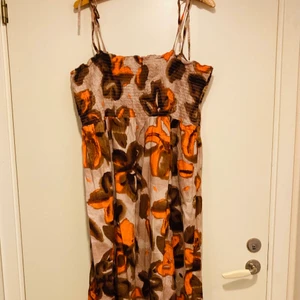 Vadlång klänning - Vadlång klänning strl M . Kan användas utan knytbanden  upptill.  Material bomull. Märke Masai. Använd någon gång men sen blivit hängande då jag inte trivs i den . Nypris 1100kr. 